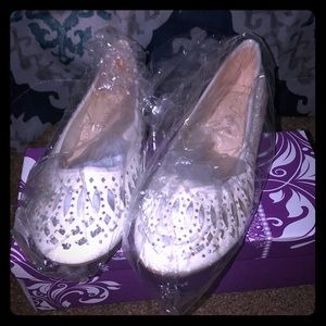 White bling flats women’s size 7 💖